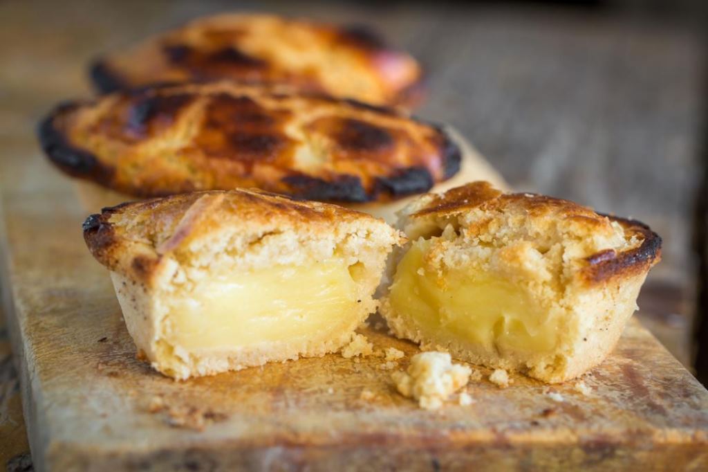 Dolci tipici pugliesi: pasticciotto leccese e cartellate con miele o vincotto