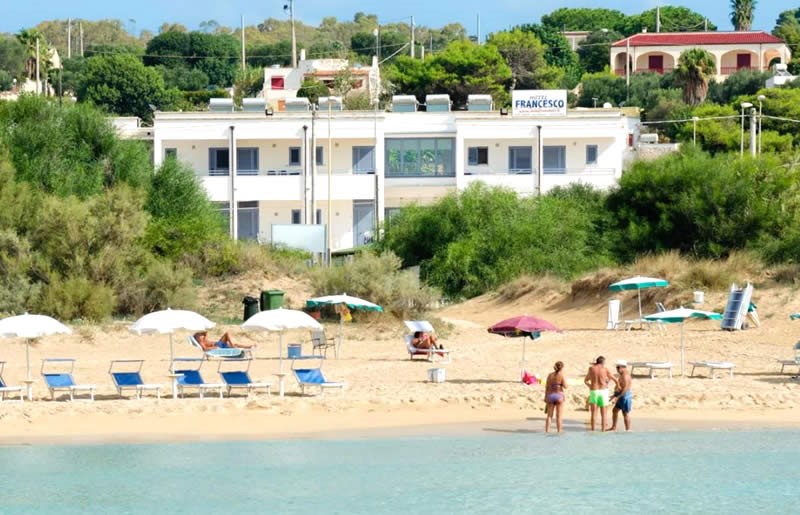 Migliori hotel sul mare in Puglia 2026: resort con spiaggia privata e vista panoramica tra Gargano, Salento e Valle d'Itria