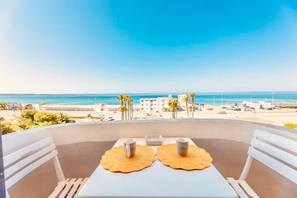 Ville e appartamenti vista mare nel Salento 2026: terrazza panoramica con mare cristallino e tramonto ionico